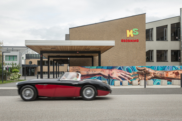 Man reicht sich die Hand in Gröbming - 32. Ennstal-Classic 2024