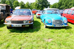 Man sieht ihnen die Verwandtschaft nicht an: NSU Ro 80 mit Zweischeiben-Wankelmotor und Auto-Union 1000S de Luxe mit Sax-O-mat-Getriebe. – Bockhorner Oldtimermarkt 2025
