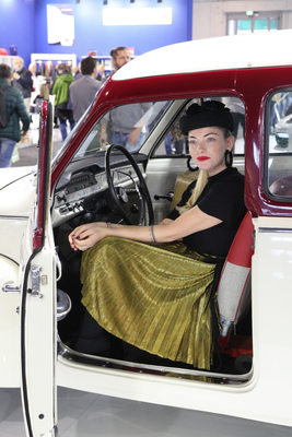 Bild: Man wird ja auch einmal ausruhen dürfen - Dame im Volvo Duett - Auto e Moto d'Epoca in Padua 2018