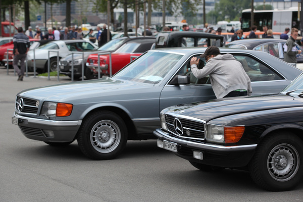 Man wird ja wohl mal schauen dürfen - Fan am Mercedes-Benz 500 SEC - Swiss Classic World Luzern 2019