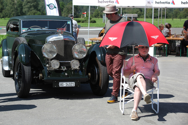 Bild: Man wird sich ja auch einmal ausruhen dürfen ... - British Car Meeting BCM in Mollis 2019