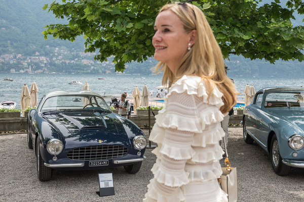 Manch einem kommen ob des Kleidungsstücks Tannenbaum-Assoziationen. Dass die Dame genau vor einem Baumstamm steht, ist trotzdem reiner Zufall