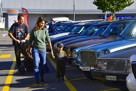Manche Menschen interessieren sich für Fahrzeuge, sobald es die Körpergrösse erlaubt, Kühler und Scheinwerfer auf Augenhöhe zu betrachten – Swiss Volvo Meeting 2025 Manche Menschen interessieren sich für Fahrzeuge, sobald es die Körpergrösse erlaubt, Kühler und Scheinwerfer auf Augenhöhe zu betrachten – Swiss Volvo Meeting 2025