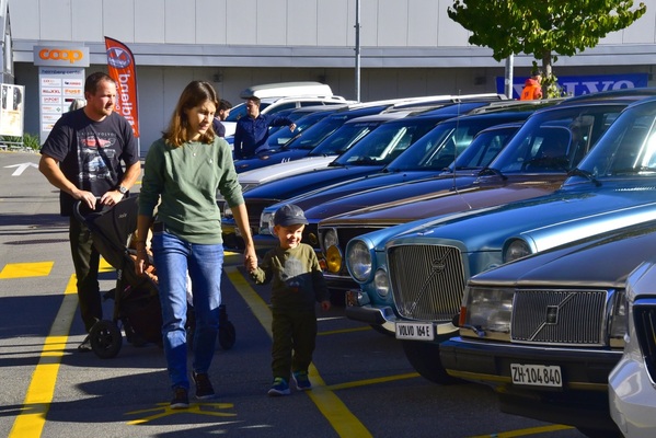 Manche Menschen interessieren sich für Fahrzeuge, sobald es die Körpergrösse erlaubt, Kühler und Scheinwerfer auf Augenhöhe zu betrachten – Swiss Volvo Meeting 2025
