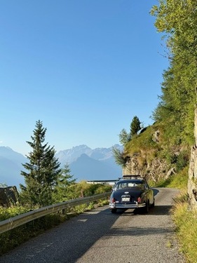 Manche Strassen waren knapp asphaltiert - Alpenbrevet 2025