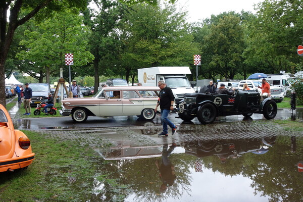 Mancherorts wuchsen die Pfützen rasch zu kleinen Seen an – Classic Days Düsseldorf 2023