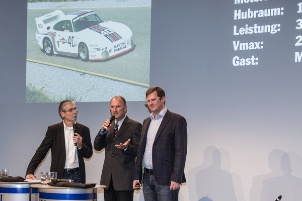 Manfred Jantke (Mitte) erklärt Zipser und Landenberger den Einsatz des Babys - Porsche Sound Nacht 2015