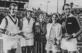 Manfred Jantke (ganz rechts im Bild) wird mit Tracy Austin Zweiter hinter Anne Overton und John Hafner beim Pro-Executive Tennis-Doppel in Mission Hills/California im Jahr 1978