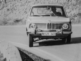 Manfred Jantke im Drift im BMW 1500 für Aufnahmen im Magazin von auto motor und sport. Das Foto machte Julius Weitmann