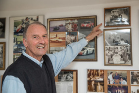 Manfred Jantke in seinem Zimmer voller Erinnerungen an die Vergangeneit