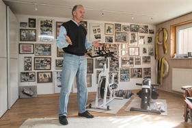 Manfred Jantke in seinem Zimmer voller Erinnerungen an die Vergangeneit