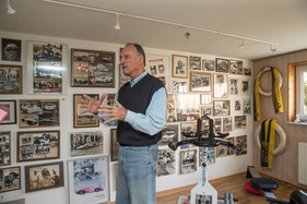 Manfred Jantke in seinem Zimmer voller Erinnerungen an die Vergangeneit