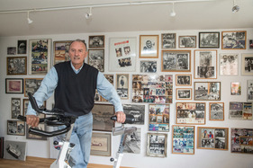 Manfred Jantke in seinem Zimmer voller Erinnerungen an die Vergangeneit