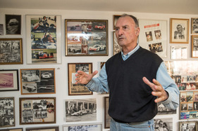 Manfred Jantke in seinem Zimmer voller Erinnerungen an die Vergangeneit