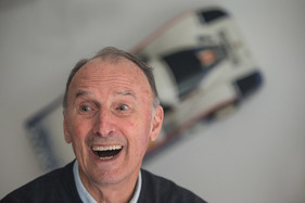 Manfred Jantke in seinem Zimmer voller Erinnerungen an die Vergangeneit