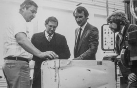 Manfred Jantke und Peter W. Schutz mit dem Porsche 956 Gruppe C Modell im Jahr 1981