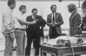 Manfred Jantke und Peter W. Schutz mit dem Porsche 956 Gruppe C Modell im Jahr 1981