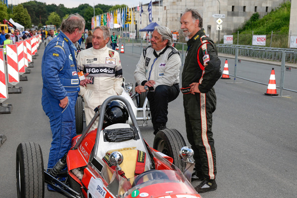 Manfred Schurti freut sich über den Formel V, den er früher selber gefahren ist - anlässlich der Rückschau "50 Jahre Formel V" auf dem Norisring 2015