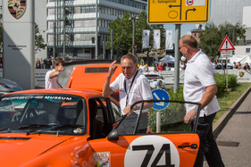 Manfred Schurti steigt in den Porsche 911 Carrera RSR 3.0 (1973) - anlässlich der Sonderveranstaltung "Le Mans @ Zuffenhausen" im Porsche-Museum am 13./14. Juni 2015