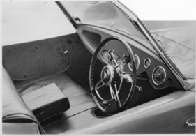 Marauder (1950) - dreisitzig ausgelegt, Schalthebel nach rechts versetzt, Schnellgang unter dem Lenkrad zuschaltbar Marauder (1950) - dreisitzig ausgelegt, Schalthebel nach rechts versetzt, Schnellgang unter dem Lenkrad zuschaltbar