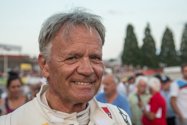Bild Marc Surer zeigt sich zufrieden nach seiner Fahrt im March 703 - Indianapolis Oerlikon 2018