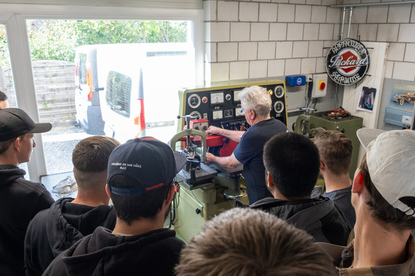 Marcel Ackermann lässt am Prüfstand die Funken sprühen – 8. Autos von Dazumal 2023