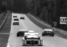 March 82G (1982) bei Le Mans 1982 - Am nächsten im Bild der March 82G mit Startnummer 14 - Le Mans 1982 - immer wieder spektakulär sind die Sichten auf die langen Geraden von Le Mans