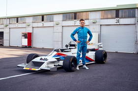 March-BMW 792 (1979) - Junger Fahrer, altes Auto. Neil Verhagen vor dem March-BMW F2-Boliden von 1979