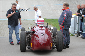 Marco Werner wartet auf seinen Einsatz im Maserati 250 F (1956) - Indianapolis Oerlikon am 27. Juli 2017