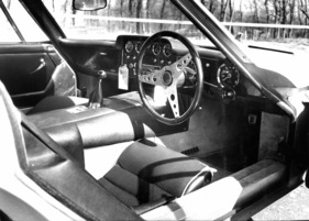 Marcos 1500 GT (1967) - hoher Tunnel, zur Festigkeit der Kunststoffkarosserie nützlich