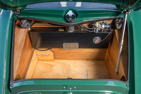 Marcos 1600 GT (1967) - Der in Holz ausgeführte Kofferraum zeigt einen Blick auf das Holz-Chassis