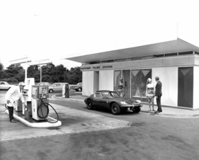 Marcos 1600 GT (1968) - an einer Tankstelle in England