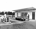 Marcos 1600 GT (1968) - an einer Tankstelle in England