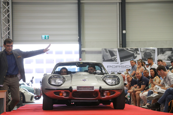 Marcos 2-Litre GT (1970) - als Lot 11 an der Swiss Classic World Versteigerung der Oldtimer Galerie Toffen in Luzern am 3. Juni 2023