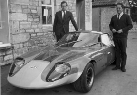 Marcos 2000 GT (1968) - Jem Marsh und John Quick präsentieren den Le-Mans-Sportwagen mit Volvo-Motor