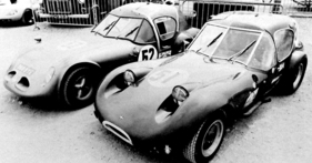 Marcos GT 1000 (1960) - Mit dem dritten je gebauten Wagen (im Vordergrund) begann Jackie Stewarts Rennkarriere Marcos GT 1000 (1960) - Mit dem dritten je gebauten Wagen (im Vordergrund) begann Jackie Stewarts Rennkarriere