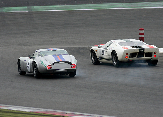 Marcos GT (1965) - Marcos lässt einen GT 40 am AVD Oldtimer GP 2008 passieren