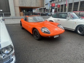 Marcos GT (1968) – Die kleinen schreien farblich of am lautesten, hier jedoch zurecht - Oldtimermesse St. Gallen