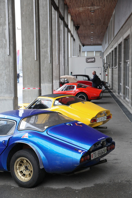 Marcos Sportwagen in Reih' und Glied vor den Hallen - Oldtimermesse St. Gallen 2018