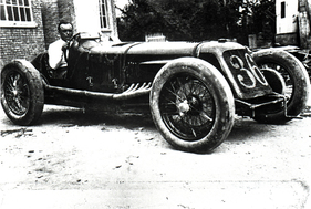 Mario Borzacchini zusammen mit dem Maserati Tipo V4 (1929)