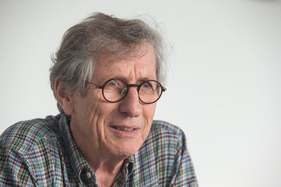 Mario Illien hört aufmerksam zu