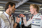 Bild: Mark Webber spricht mit seinem jungem Fahrerkollegen Brendon Hartley - Monaco Grand Prix Historique 2016