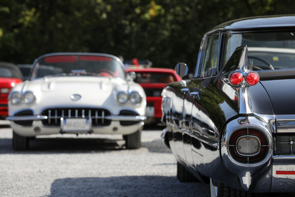 Image: Striking: the fins of a '59 Cadillac Sixty-Two Four-Window Sedan and the face of a Corvette of the same vintage - Albisgütli Classic Cars & Bikes October 2023