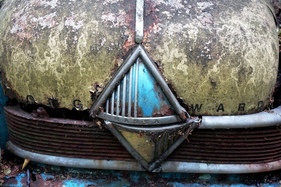 Markenemblem auf dem Borgward Hansa - Autoskulpturenpark Neandertal