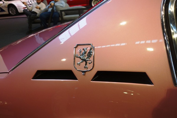 Markenzeichen auf dem Iso Rivolta Fidia von 1972 - Sonderschau Supercars 2 in der Autoworld Brüssel 2022/2023