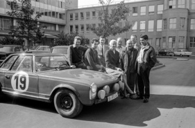 Martin Braungart, Dieter Glemser, Alfred Kling, Ewy Rosqvist, Manfred Schiek, Eugen Böhringer, Rolf Kreder und Klais Kaiser mit dem Mercedes Benz 230SL - 34. Rallye Spa-Sofia-Lüttich (1964)