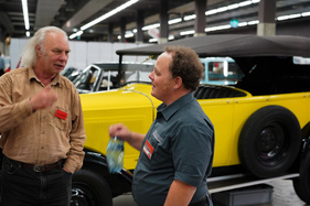 Martin Rudolf der Madmotors GmbH im Gespräch mit einem Besucher - Oldtimermesse St. Gallen 2019