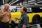 Bild: Martin Rudolf der Madmotors GmbH im Gespräch mit einem Besucher - Oldtimermesse St. Gallen 2019