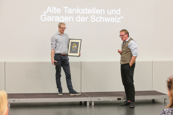 Martin Sigrist hält die Laudatio für die Facebook-Gruppe "Alte Tankstellen und Garagen in der Schweiz" aus dem Stegreif - Swiss Classic Awards 2020 Übergabe in der "autobau erlebniswelt" in Romanshorn