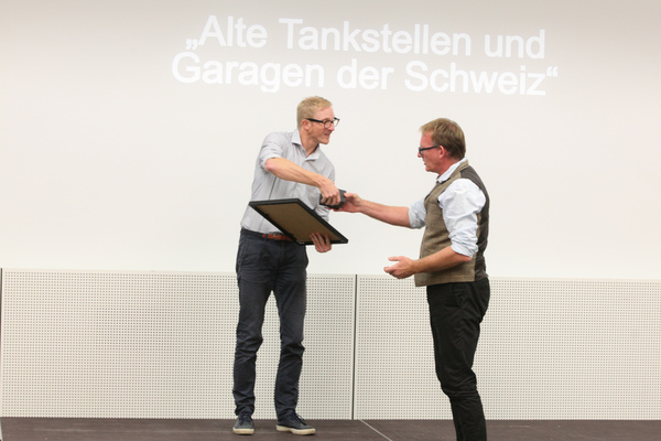 Martin Sigrist übergibt Beat Schmitz den "Rookie Award" für die Facebook-Gruppe Alte Tankstellen und Garagen in der Schweiz - Swiss Classic Awards 2020 Übergabe in der "autobau erlebniswelt" in Romanshorn